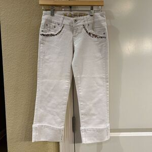 Yakum women’s white capris size 25 (us size‎ 2) with leopard designs NWT